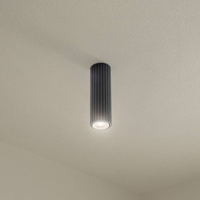 Plafondlamp KARBON 20 geribbelde buisspot van 20 cm - Sollux Lighting - IP20 - Zwart aluminium behuizing - 6.5 x 6.5 x 20 cm - 1 x GU10 LED, exclusief lichtbron - Max. 10 W - Minimalistische plafondlamp voor woonkamer, slaapkamer en eetkamer