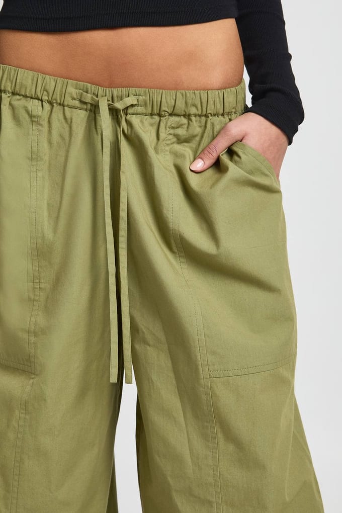 boohoo Dames Poplin Broek Met Elastische Tailleband En Barrel Silhouet | Kaki | Maat: 42