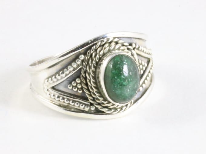 Bewerkte zilveren ring met jade - maat 17.5
