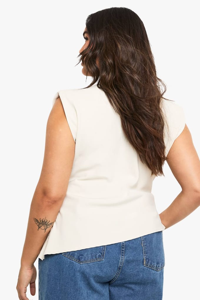 boohoo Dames Plus Blouse met Geplooide Schouderpad en Asymmetrisch Design | Ecru | Maat: 52