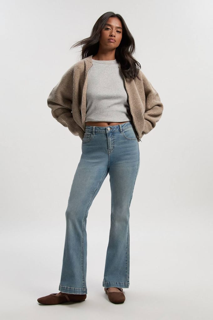 boohoo Dames Petite Mid Rise Y2K Bootcut jeans | Vintage Wash | Maat: 16