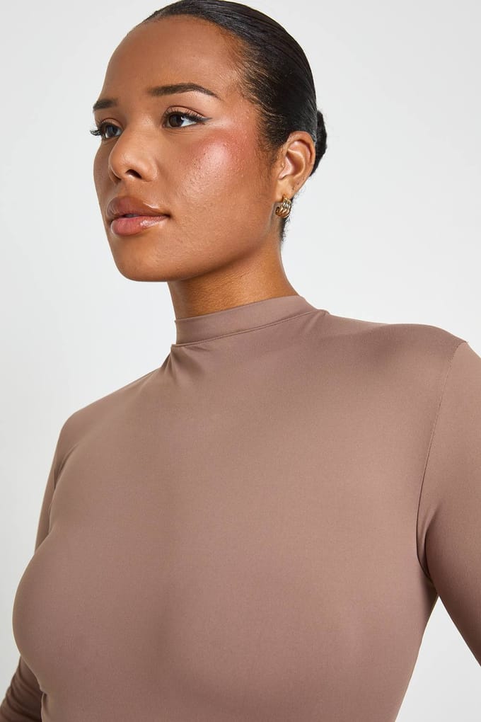 boohoo Dames Plus Second Skin Crew Neck Lange Mouw Bodysuit | Mocha | Maat: 22