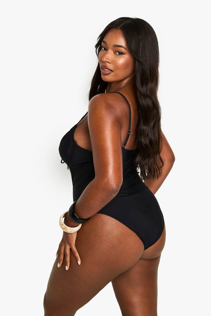 boohoo Dames Badpak met plusmaat, schelptrim, gerimpelde cup en onderwire | Zwart | Maat: 56