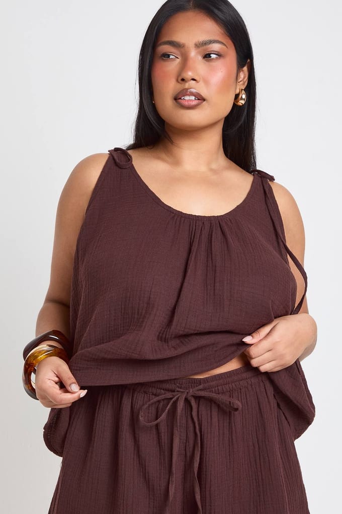 boohoo Dames Plus Kaaslinnen Tie Cami Top & Short Set | Chocoladebruin | Maat: 54