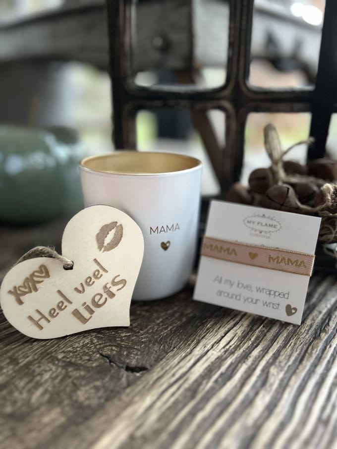 Creaties van Hier - Soja kaars Mama met Armbandje en houten hartje - 9 cm - Glas