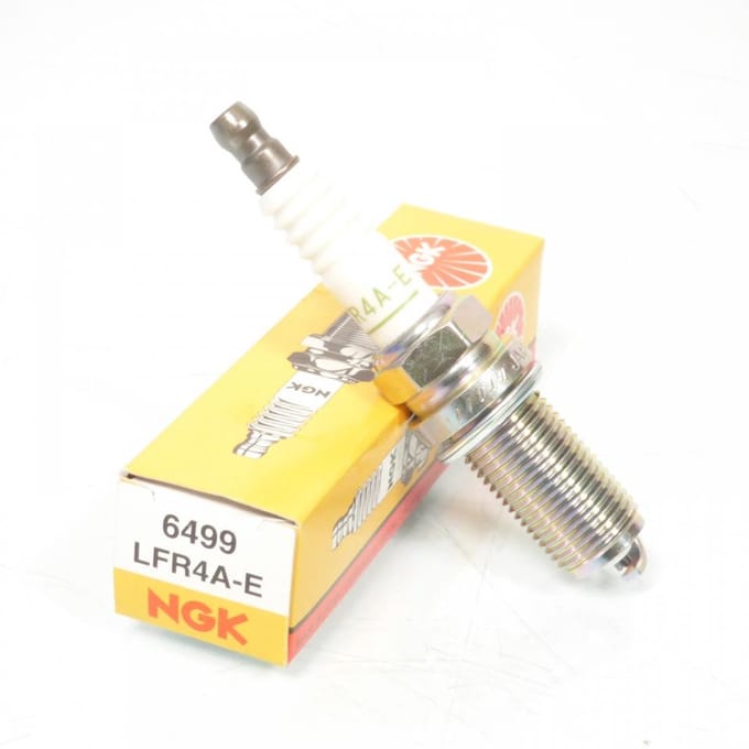 Bougie d'allumage NGK pour Auto LR4A-E / 6499 Neuf