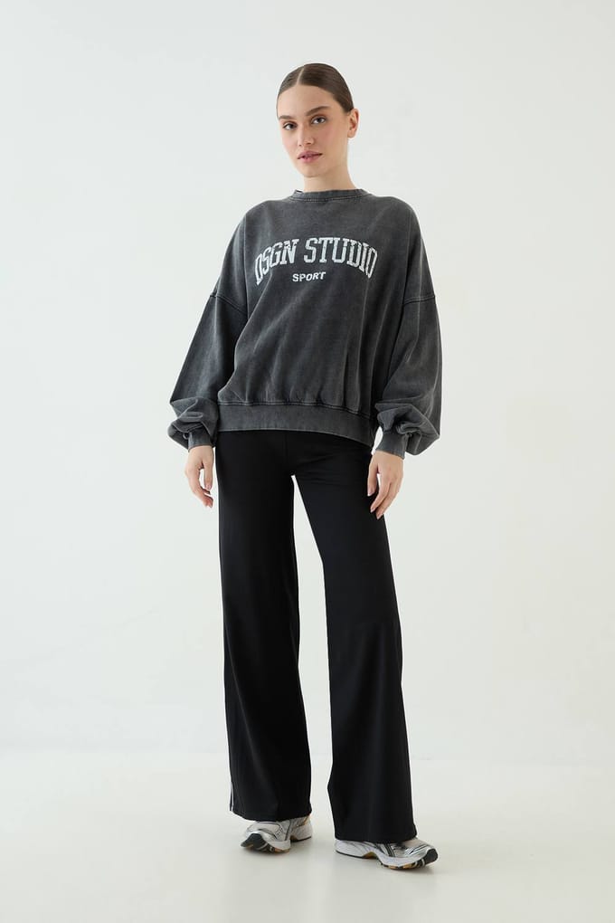 Dames Dsgn Studio Collegiate Bedrukte Sweatshirt Met Ballonmouwen En Ronde Hals | Houtskool | Maat: Medium