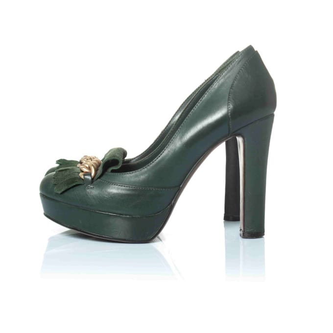 Lola Cruz plateau pumps met gouden ketting
