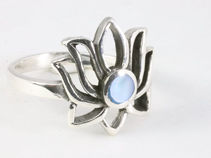 Opengewerkte zilveren lotus bloem ring met blauwe schelp - maat 16.5
