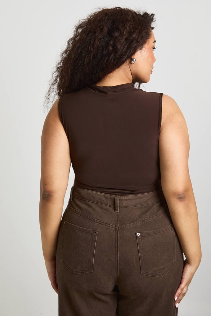 boohoo Dames Plus Gerimpelde Drapering Gouden Afwerking Mouwloze Bodysuit | Chocolate | Maat: 16