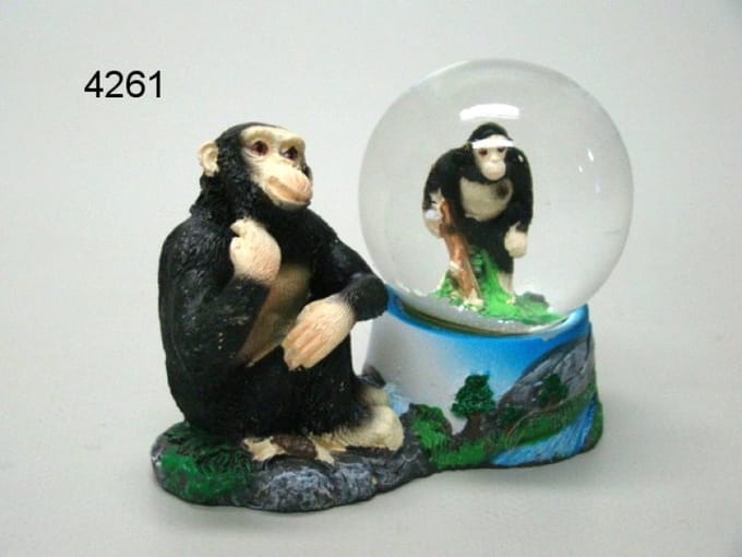 Geharo Sneeuwbol chimpansee - hoogte 10 cm - diameter 4,5 cm - polystone en glas
