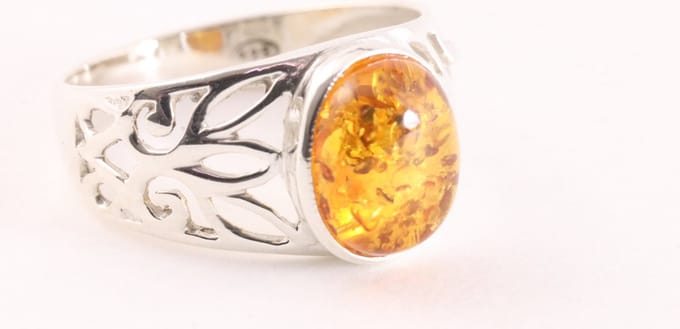 Opengewerkte zilveren ring met amber - maat 19.5