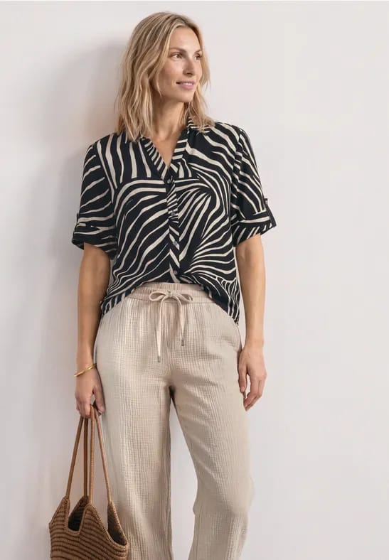 Overhemdblouse met korte mouwen en omgeslagen details