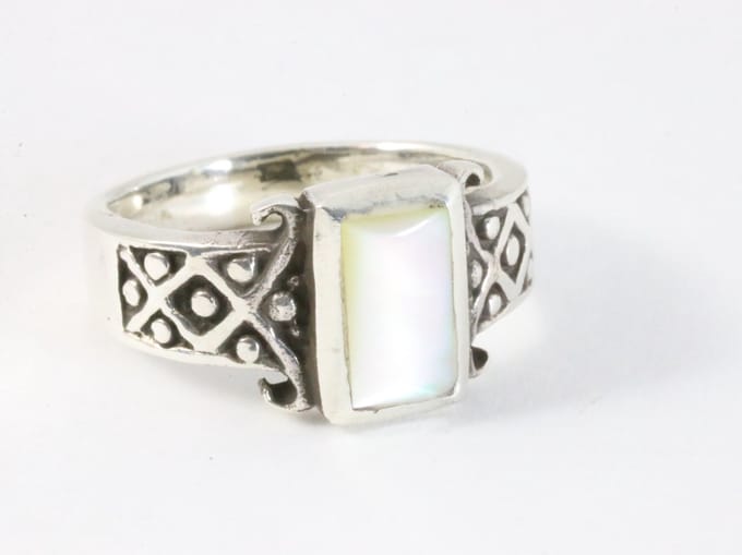 Bewerkte zilveren ring met parelmoer - maat 16