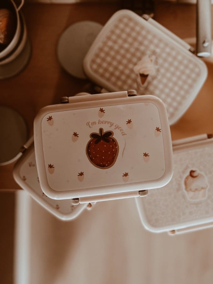 Mrs Ertha Bentobox / brooddoos met indeling - 15x12x5cm - Strawberries Mood