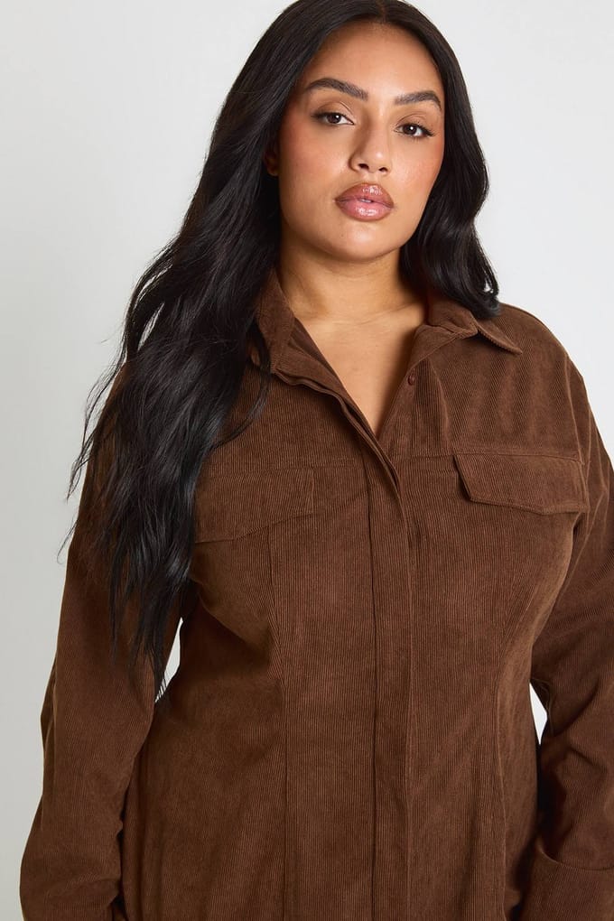 boohoo Dames Plus Cord Overhemdjurk met Getailleerde Taille | Chocolate | Maat: 28