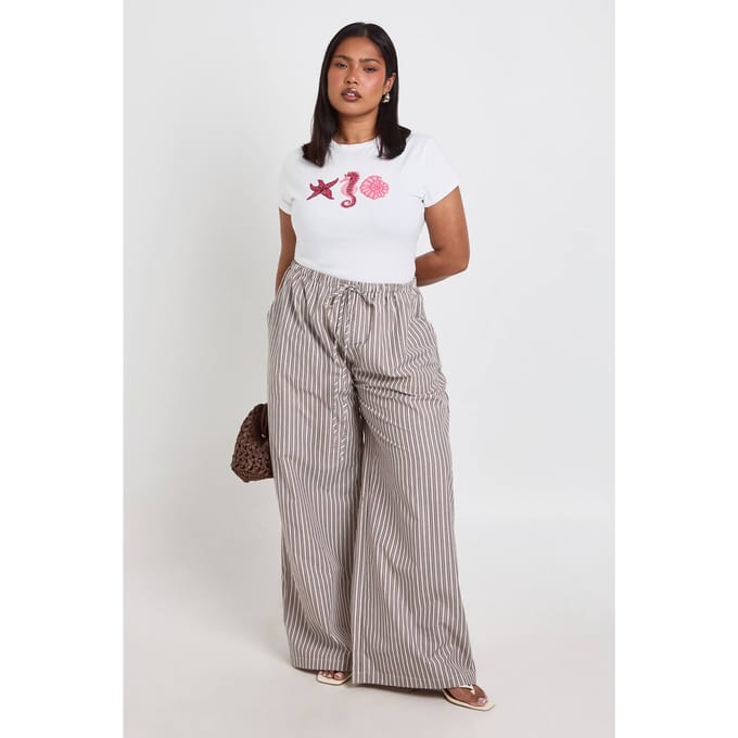 boohoo Dames Plus Schelpprint Baby Tee | Wit | Maat: 48
