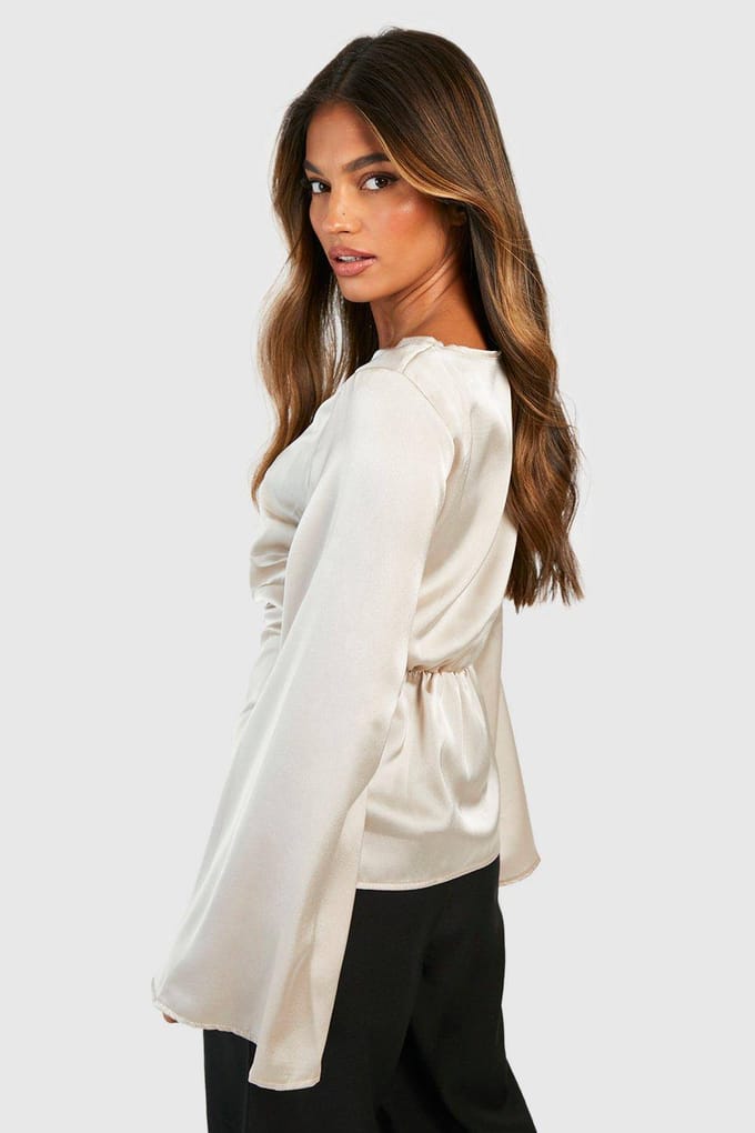 boohoo Dames Satijn Blouse met Slash-hals en geraffelde taille | Zand | Maat: 40